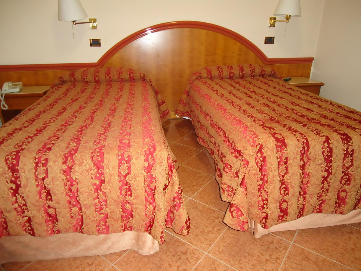 Hotel Paris Castel Goffredo Exteriör bild